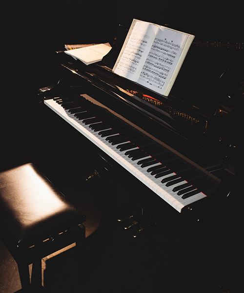 Piano with music book600x500